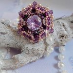 Anello cinese con pietra viola, ricamato con cristalli Swarovski e perle di semi